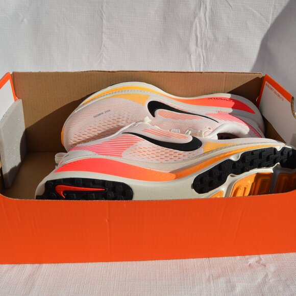 Nike Women's Vomero 18 Size W 7 and M 5.5 (New) - Picture 12 of 13